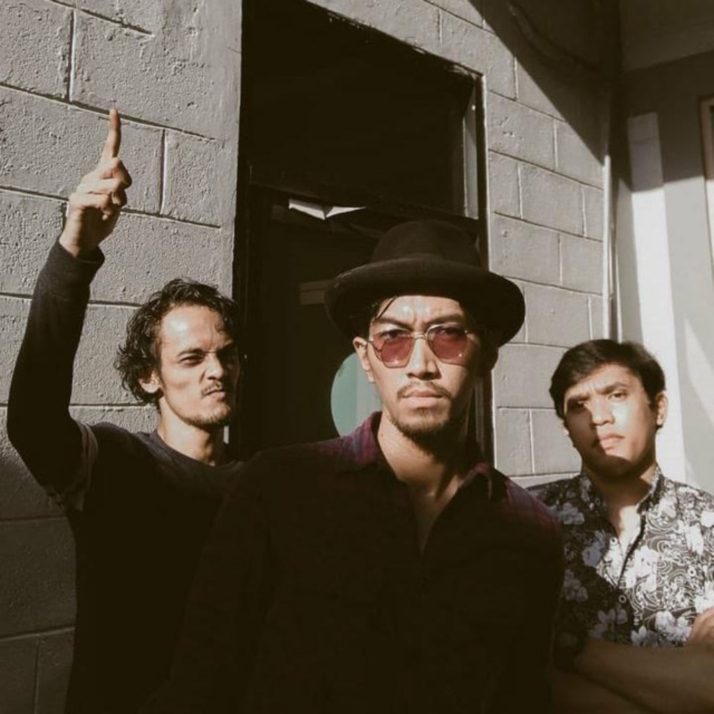 Tres