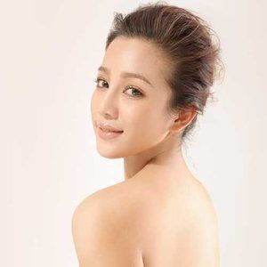 Dengarkan 愛情玻璃牆 lagu dari 张冬玲 dengan lirik