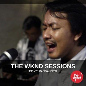 Dengarkan Laki Laki Pemalu lagu dari Pandai Besi dengan lirik