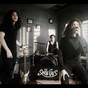 ดาวน์โหลดและฟังเพลง แล้วมันจะผ่านไป พร้อมเนื้อเพลงจาก Smile Lies