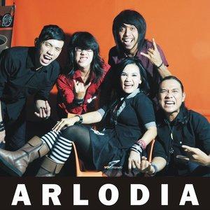 Dengarkan lagu Salah Mencintai nyanyian Arlodia dengan lirik