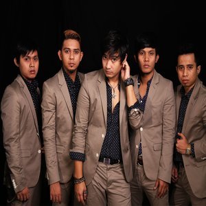 Dengarkan lagu 7 Kali Malam Minggu nyanyian 6ixth Sense dengan lirik