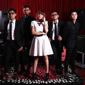 ดาวน์โหลดและฟังเพลง Melepaskanmu พร้อมเนื้อเพลงจาก Sakura Band