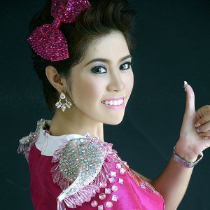 ดาวน์โหลดและฟังเพลง ชอบสีชมพู พร้อมเนื้อเพลงจาก Fha Darika