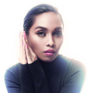 Listen to Tak Pernah Menyerah song with lyrics from Dayang Nurfaizah