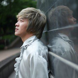 Dengarkan lagu 千年湖歌 nyanyian 谢朋举 dengan lirik