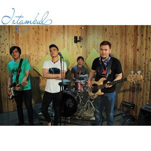 Dengarkan Betmen Galau lagu dari Iztambul Band dengan lirik
