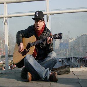 ดาวน์โหลดและฟังเพลง The Old Guitar พร้อมเนื้อเพลงจาก Qin Yujie