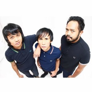 Dengarkan Kick Out lagu dari Relay dengan lirik