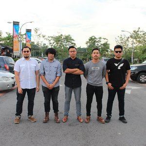 Listen to Dua Kaki Berlari song with lyrics from Monalyssa