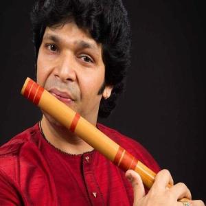 Rakesh Chaurasia ดาวน์โหลดและฟังเพลงฮิตจาก Rakesh Chaurasia
