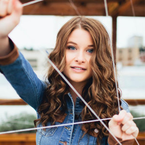 Savannah Outen ดาวน์โหลดและฟังเพลงฮิตจาก Savannah Outen