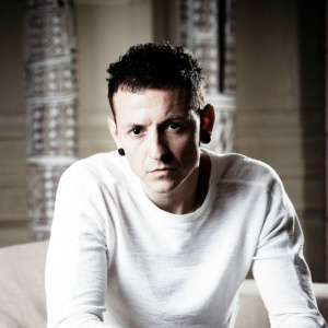 Chester Bennington ดาวน์โหลดและฟังเพลงฮิตจาก Chester Bennington