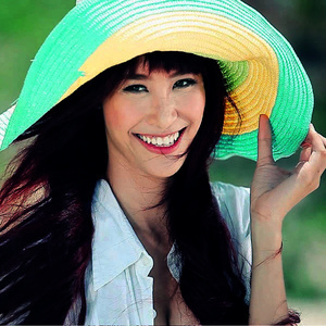 收聽Đông Nhi的Nhớ Mãi Nụ Cười Xinh歌詞歌曲