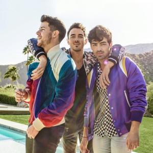 Jonas Brothers ดาวน์โหลดและฟังเพลงฮิตจาก Jonas Brothers
