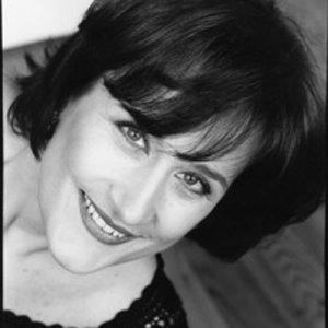 Lucy Shelton ดาวน์โหลดและฟังเพลงฮิตจาก Lucy Shelton
