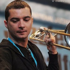 Gianluca Petrella ดาวน์โหลดและฟังเพลงฮิตจาก Gianluca Petrella