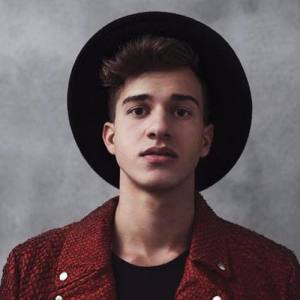 Adam Daniel ดาวน์โหลดและฟังเพลงฮิตจาก Adam Daniel