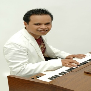 ดาวน์โหลดและฟังเพลง Kehadiranmu พร้อมเนื้อเพลงจาก Dompak