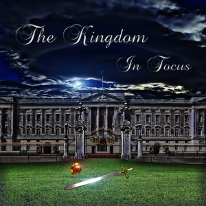 ดาวน์โหลดและฟังเพลง A Queen พร้อมเนื้อเพลงจาก In Focus