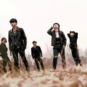 Dengarkan 速度与激情 lagu dari 异域森林乐队 dengan lirik