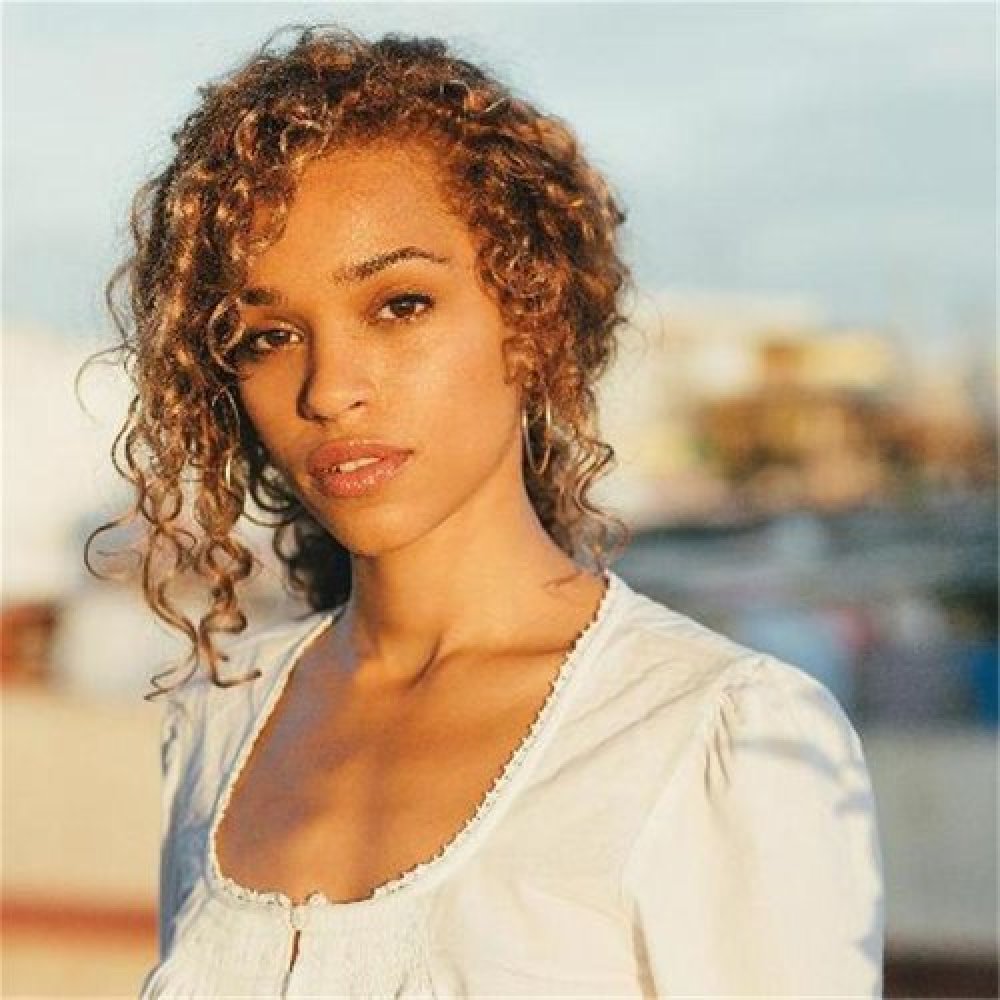 Izzy Bizu