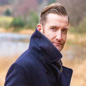 Paul Byrom ดาวน์โหลดและฟังเพลงฮิตจาก Paul Byrom