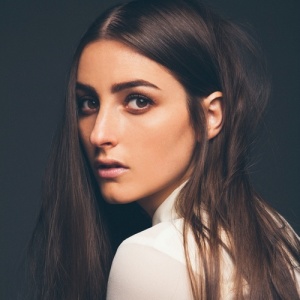 Banks ดาวน์โหลดและฟังเพลงฮิตจาก Banks