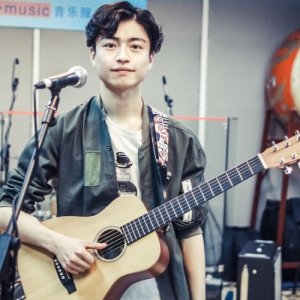 瞿伟 ดาวน์โหลดและฟังเพลงฮิตจาก 瞿伟