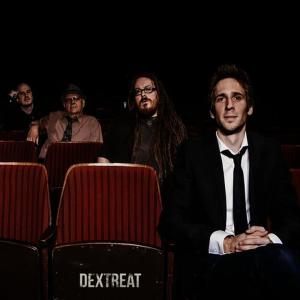 ดาวน์โหลดและฟังเพลง Never Give Up พร้อมเนื้อเพลงจาก Dextreat