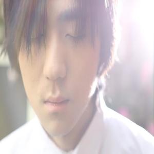 收听洋峰的伪装歌词歌曲