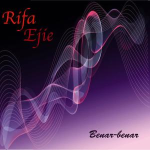 ดาวน์โหลดและฟังเพลง Aku Bosan พร้อมเนื้อเพลงจาก Rifa Ejie