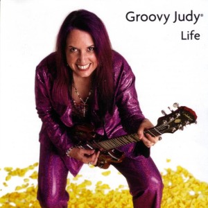 ดาวน์โหลดและฟังเพลง Give Love พร้อมเนื้อเพลงจาก Groovy Judy