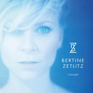 ดาวน์โหลดและฟังเพลง På kanten พร้อมเนื้อเพลงจาก Bertine Zetlitz