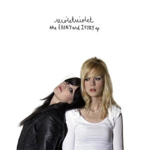 ดาวน์โหลดและฟังเพลง Ebony and Ivory พร้อมเนื้อเพลงจาก Violet Violet