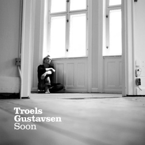 ดาวน์โหลดและฟังเพลง Soon พร้อมเนื้อเพลงจาก Troels Gustavsen