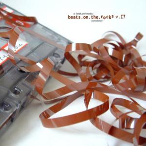 ดาวน์โหลดและฟังเพลง Qwerty พร้อมเนื้อเพลงจาก highkoo