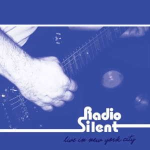 ดาวน์โหลดและฟังเพลง Daisy พร้อมเนื้อเพลงจาก Radio Silent