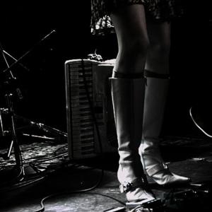 收聽The Caulfield Sisters的Fine歌詞歌曲