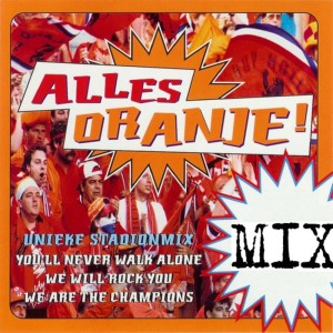 ดาวน์โหลดและฟังเพลง You'll Never Walk Alone / We Are the Champions / We Will Rock You พร้อมเนื้อเพลงจาก Het Oranjelegioen