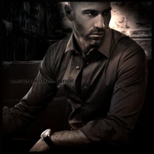 ดาวน์โหลดและฟังเพลง A Veces พร้อมเนื้อเพลงจาก Martín Murano