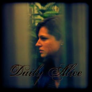 ดาวน์โหลดและฟังเพลง Postcard พร้อมเนื้อเพลงจาก Daily Alice