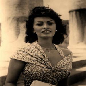 ดาวน์โหลดและฟังเพลง Bing, bang, bong พร้อมเนื้อเพลงจาก Sophia Loren