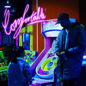ดาวน์โหลดและฟังเพลง Comfortable พร้อมเนื้อเพลงจาก Nostalgia