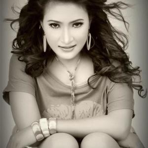 Listen to Glundung Beton song with lyrics from Dewi Kirana
