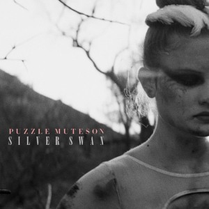 ดาวน์โหลดและฟังเพลง Silver Swan พร้อมเนื้อเพลงจาก Puzzle Muteson