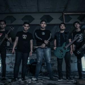 Dengarkan Untouchable lagu dari Useless Rebels dengan lirik