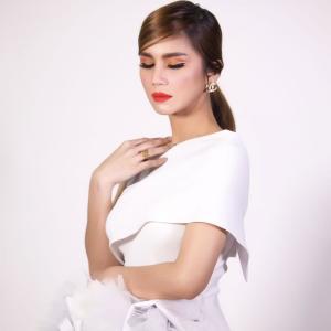 收听Nur Sajat的Makhluk Penggoda歌词歌曲