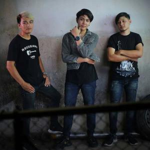 ดาวน์โหลดและฟังเพลง ของปลอม พร้อมเนื้อเพลงจาก Pentacion (เพนทาซิออน)