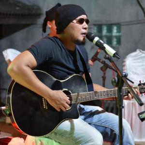 Dengarkan lagu Cinta Selembut Awan nyanyian Eko Sukarno dengan lirik